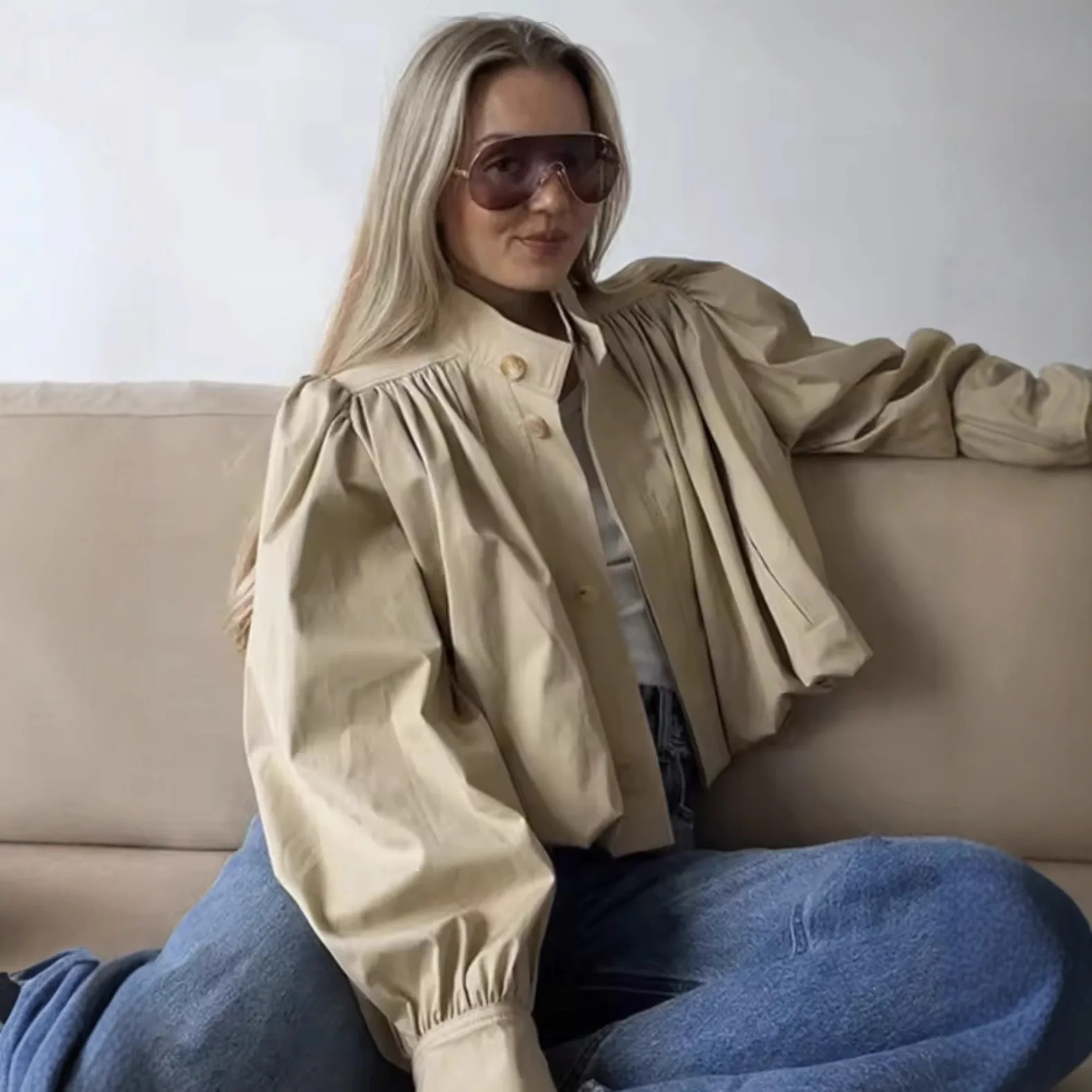 

Модная плиссированная женская куртка с короткими рукавами-стойкой и воротником-стойкой, популярная повседневная верхняя одежда в европейском стиле с перекрещенными краями