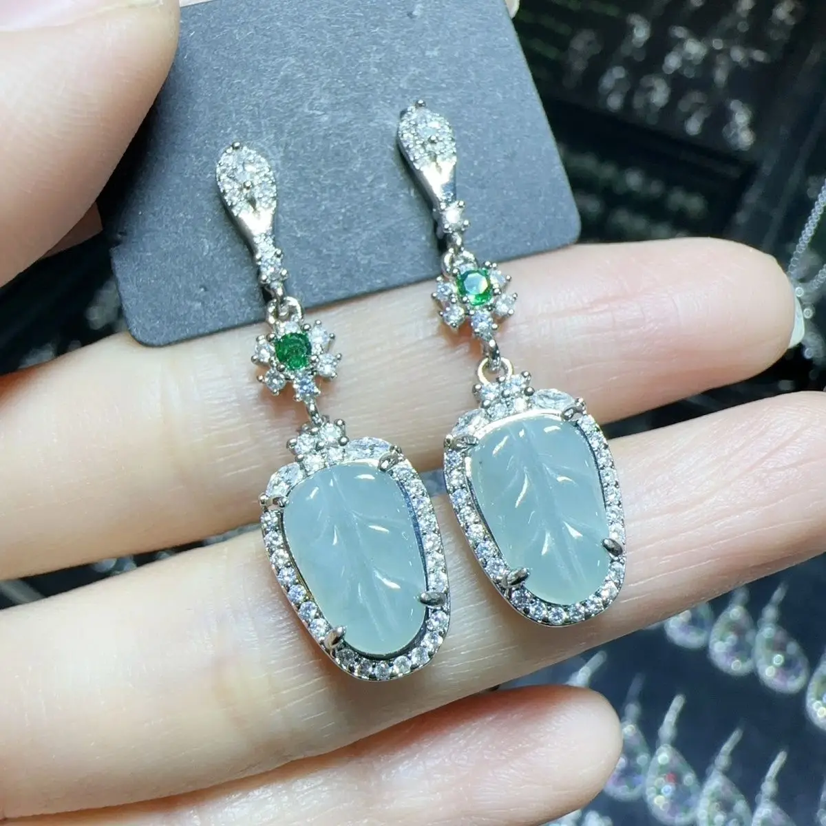 

Natural A jadeite ice blue leaf stud earrings and earrings (choose one of the best in diversity)
