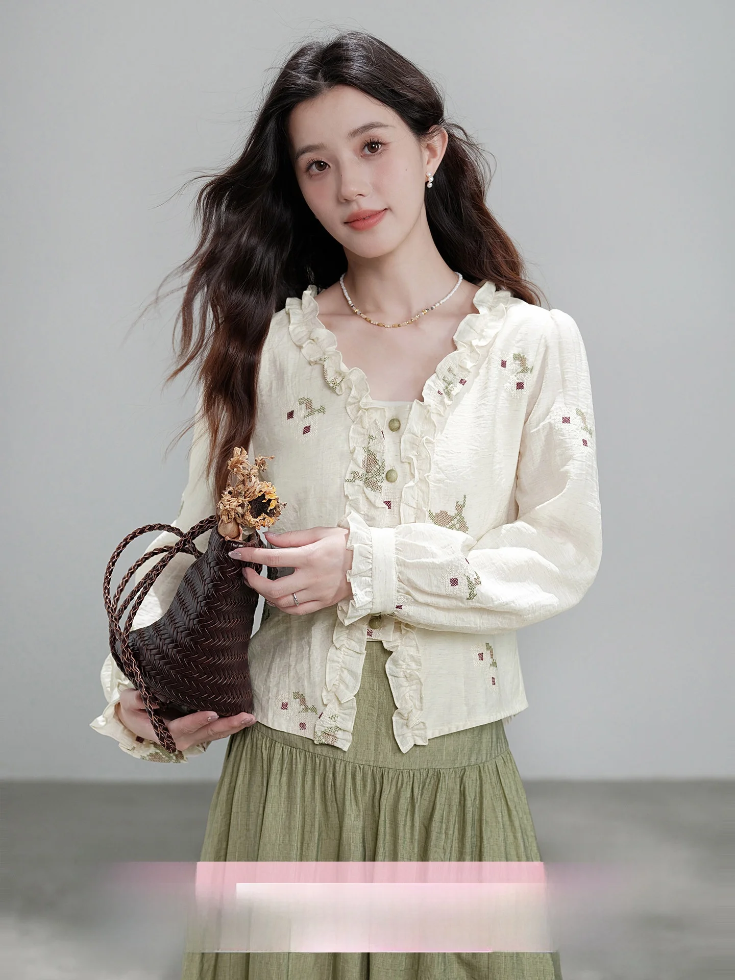 

New Chinese Sle Embroidered Top And f Skirt Set Women's Faion Spring Outfit Wooden Design Bubble Sve V Ne