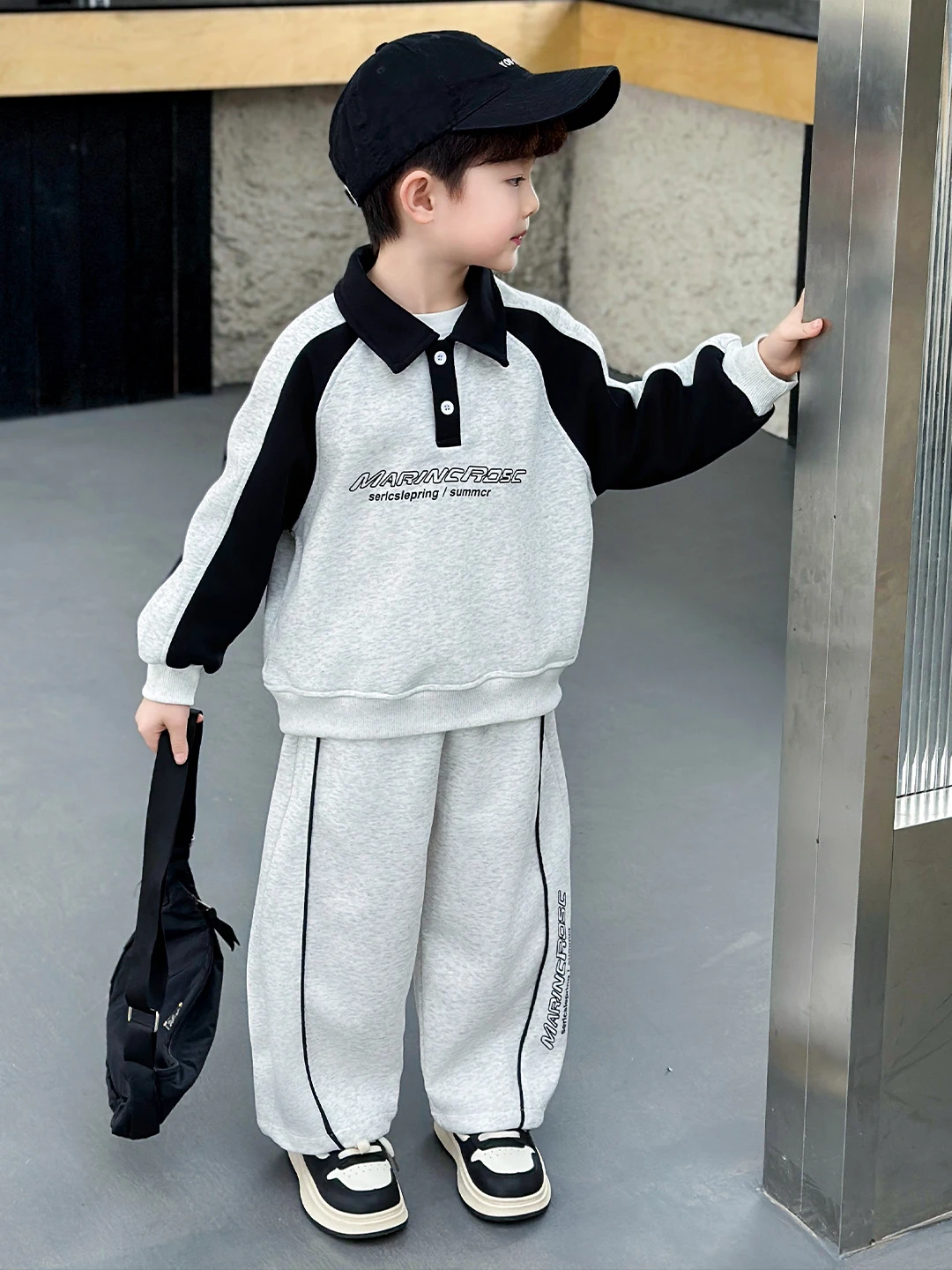 completo-sportivo-casual-da-bambino-cool-street-style-felpa-e-pantaloni-coordinati-primaverili-autunnali-con-dettagli-alla-moda