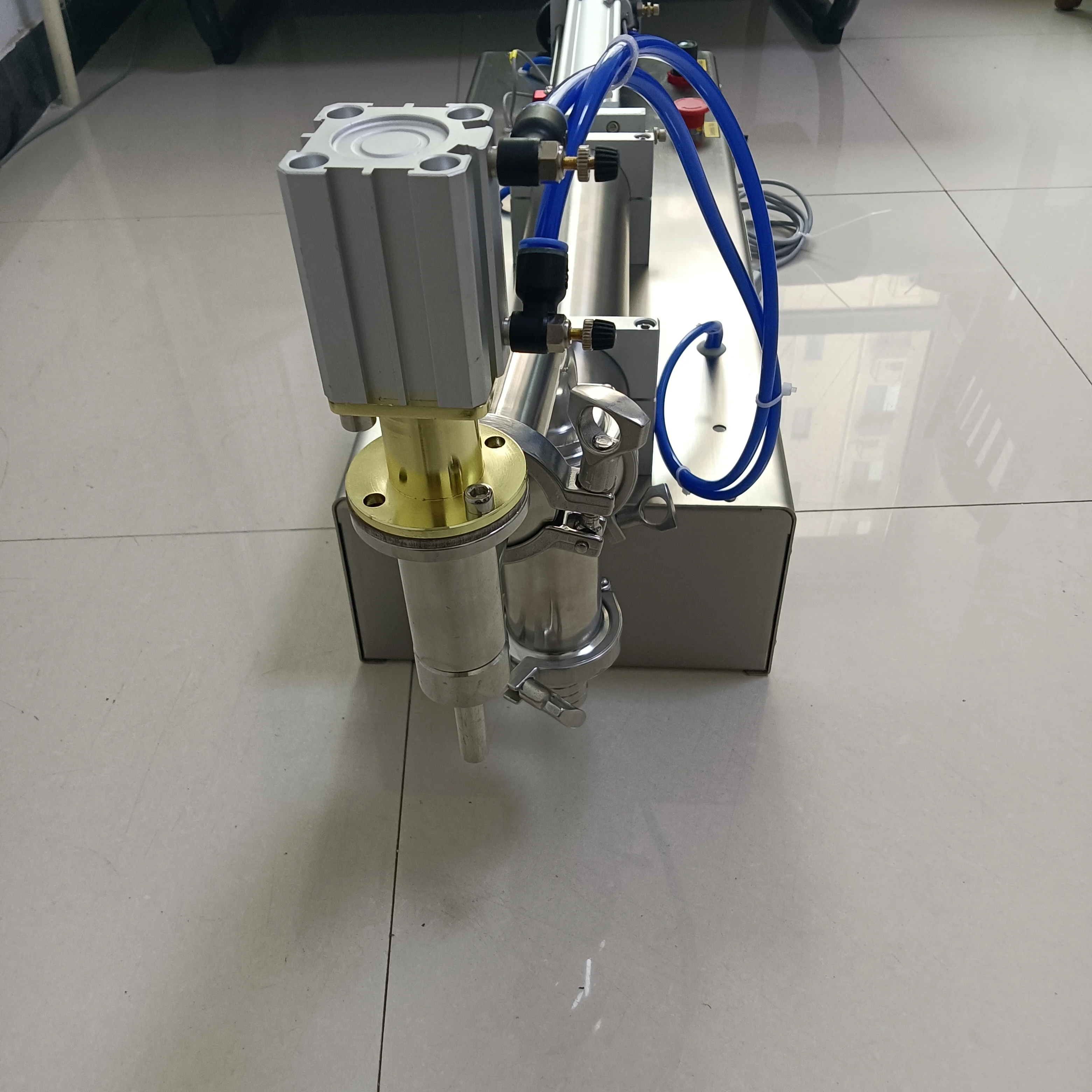 

110 В/220 В Высококачественная пневматическая горизонтальная машина для розлива жидкостей с одной головкой Автоматическая машина для количественного розлива