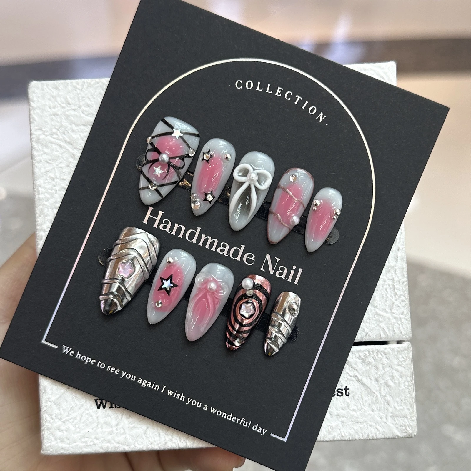 10 szt. Paznokci Y2k z Kokardkami, Naklejane Paznokcie w Stylu Metalowym, Ręcznie Malowane Kokardki, Różowy Pudrowy Migdał, Słodkie, Fajne, Ręcznie Robione Sztuczne Paznokcie