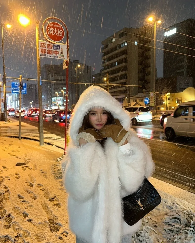 المرأة أنيقة الدانتيل يصل مقنعين فو الفراء معطف عادية بيضاء طويلة الأكمام رقيق فضفاض سترة دافئة سيدة الشتاء اليومية سترات الشارع