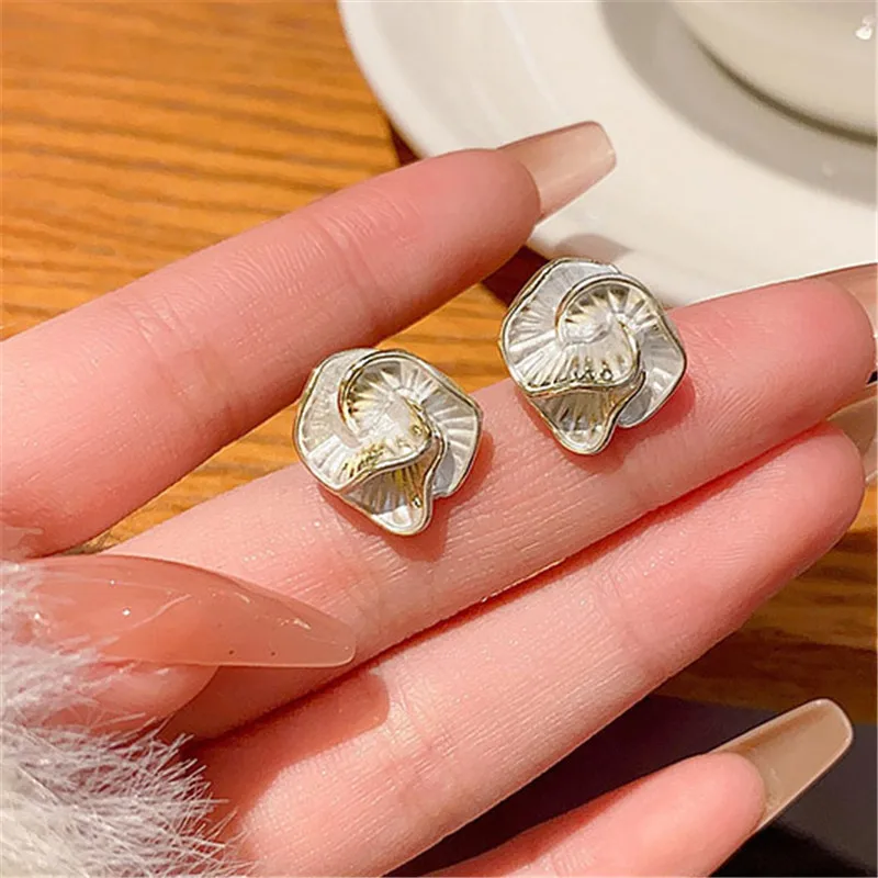 أقراط على شكل زهرة سوداء للنساء مطوية بتصميم فريد من نوعه من المينا متعددة الطبقات أقراط صغيرة على شكل زهور مجوهرات عصرية #2