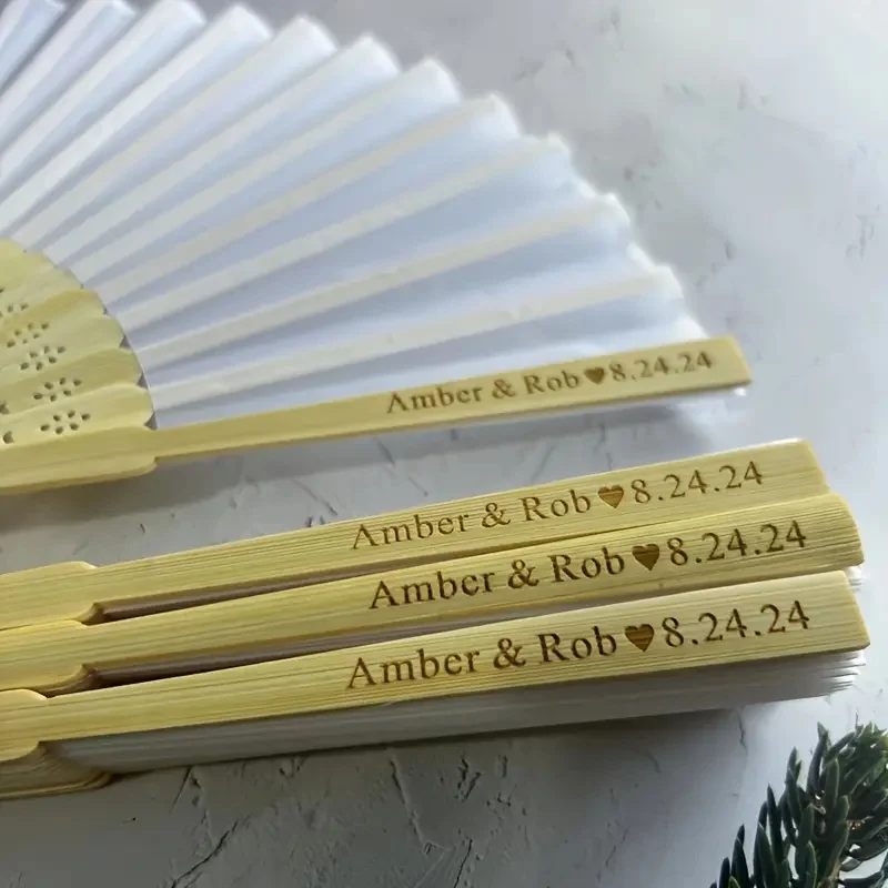 Abanico de mano plegable de papel blanco grabado personalizado 20/30/50/80 con bolsa de regalo y abanico personalizado, suministros para fiesta y boda, recuerdo