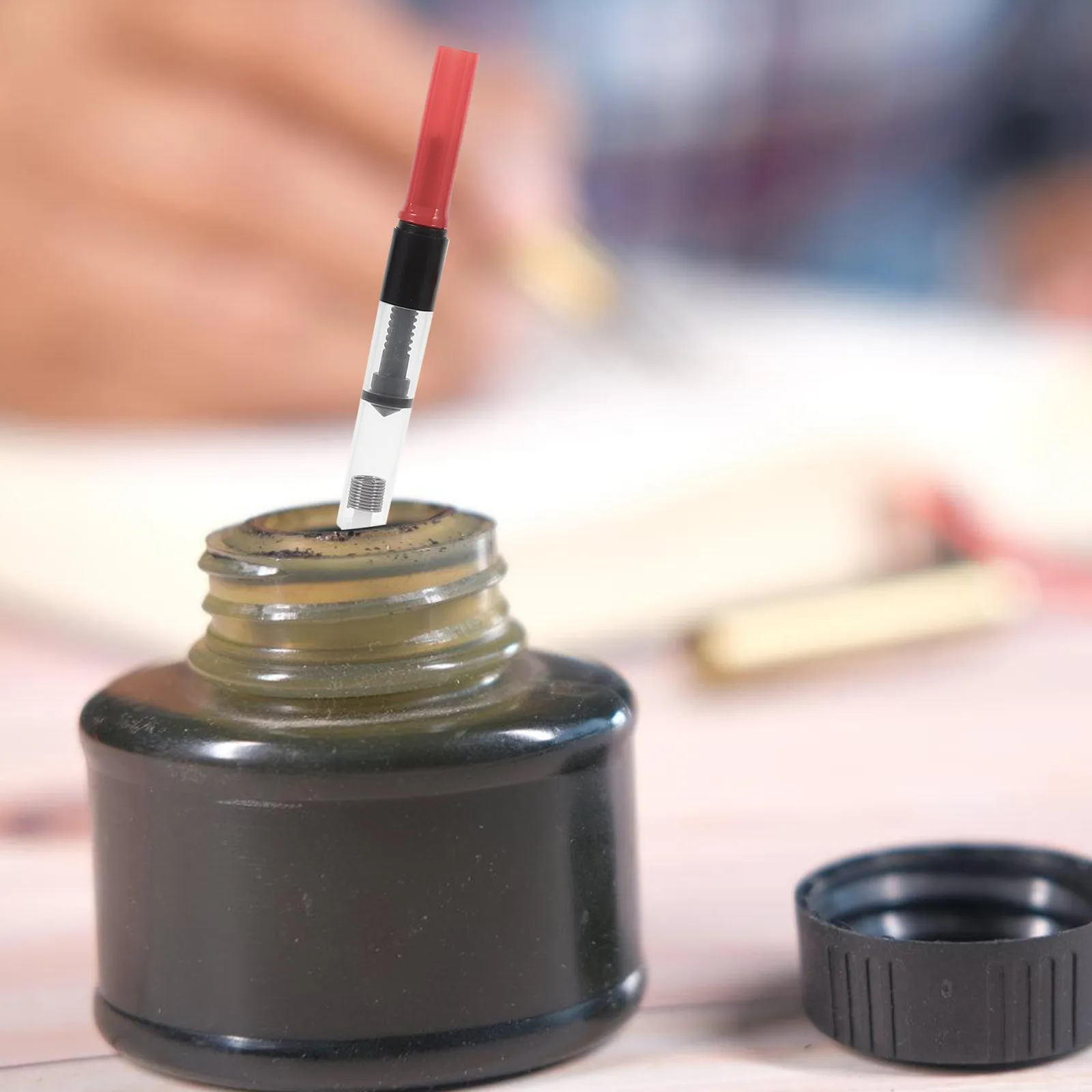 

Набор из 5 шт. приспособлений для заправки перьевых ручек: удобные тубы-помпы для чернил без прямого контакта с корпусом ручки, предотвращающие повреждения, с пружинным механизмом заправки.