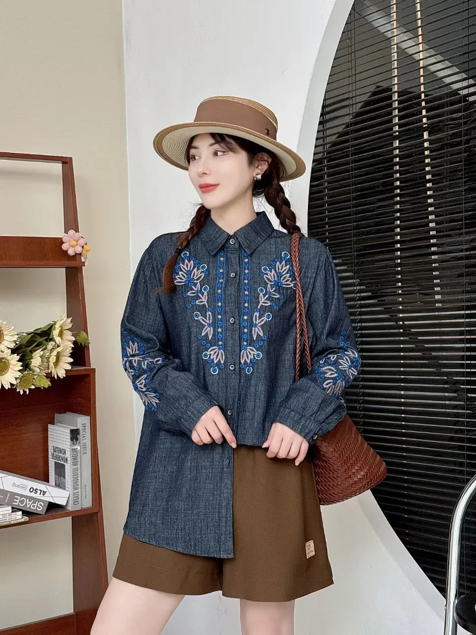 Nueva camisa vaquera de manga larga de otoño 2025, bordado con cuello vuelto para mujer, blusa holgada versátil Retro OL para chica Mori T58827CC