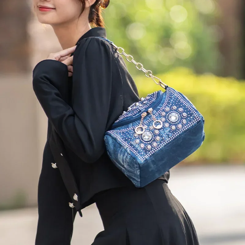 

Ladies' fashionable and elegant diamond shoulder bag, gold hardware accessory handbag