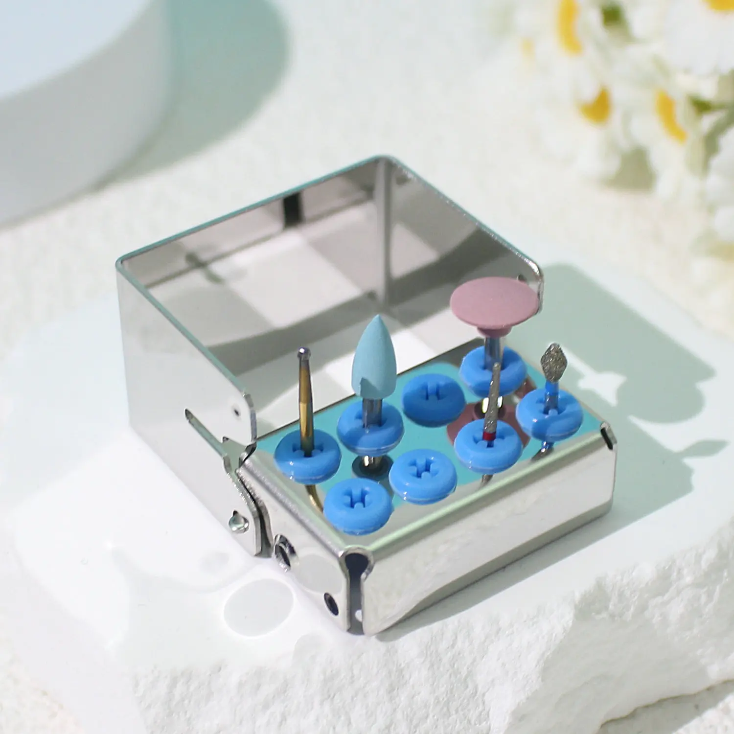 

Стоматологический держатель для боров с 8 отверстиями (высокоскоростных и низкоскоростных) с открытыми силиконовыми отверстиями и металлическим боксом для дезинфекции.