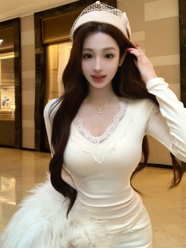Weißes, langärmliges, figurbetontes T-Shirt für Damen mit Spitzenbesatz, V-Ausschnitt, schmale Passform, lässige Basic-Bluse, Damen-Straßenkleidung, klassisch, schlicht