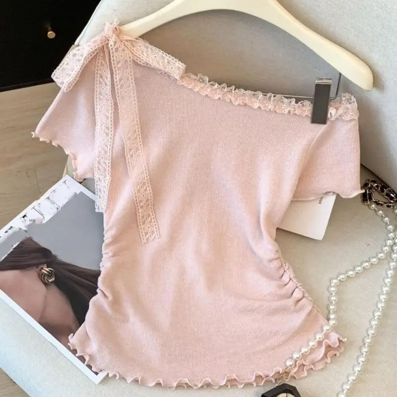 Puro desejo doce renda borda ombro inclinado manga curta camiseta para mulheres verão moda novo estilo laço cintura apertado topo