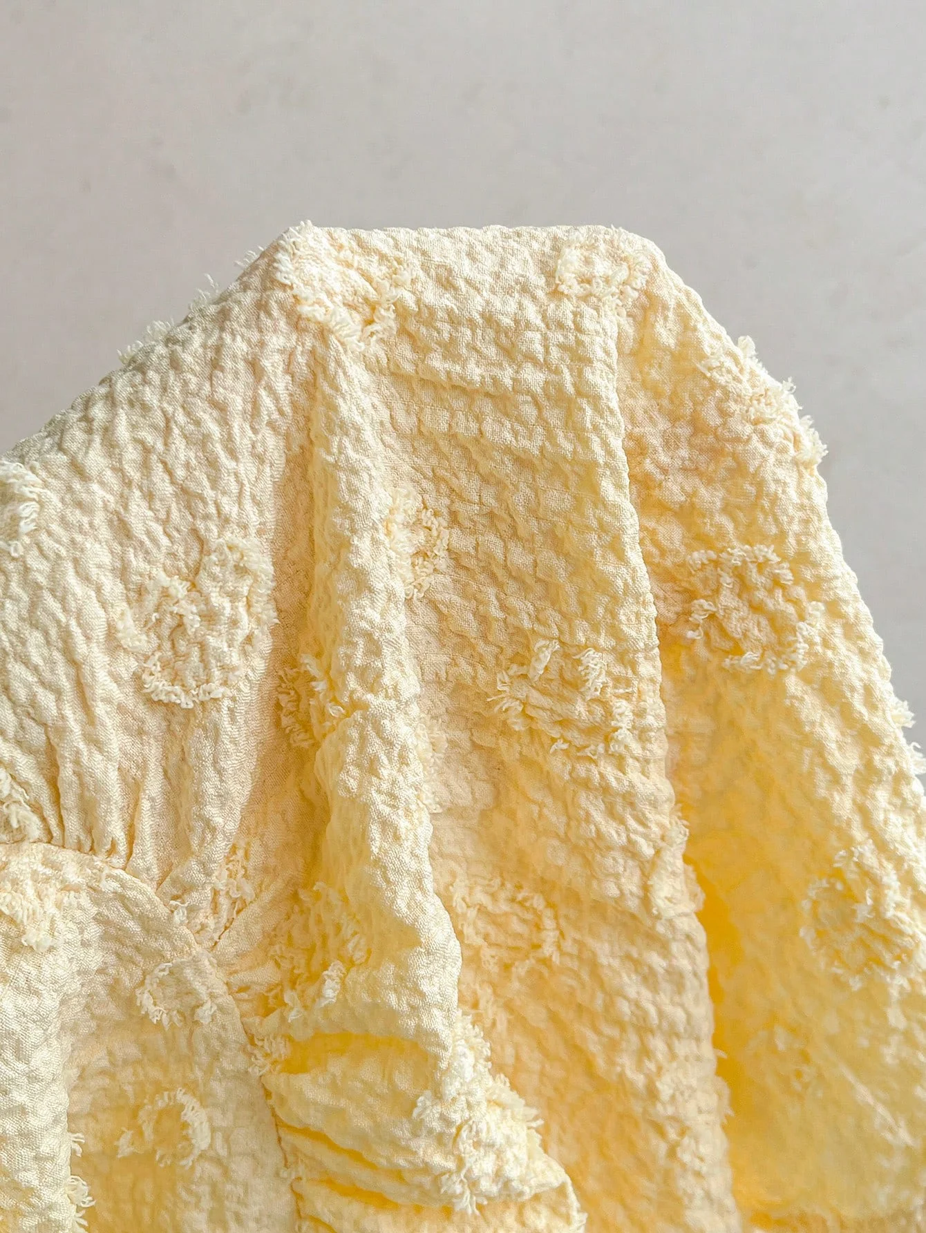 Zweiteiliges Set für Damen mit gelbem bedrucktem Oberteil und lässigen Shorts, geeignet für den täglichen Gebrauch, Urlaub, Feiertage, Verabredungen – Detail 6