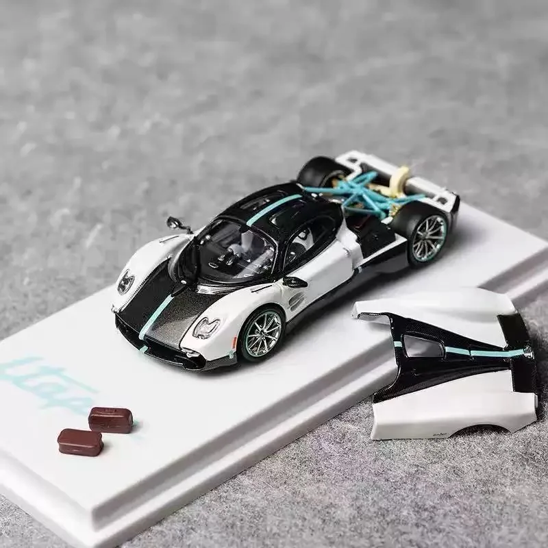 

CM Model 1:64 Utopia Pearlescent White Open Cover Alloy Car model