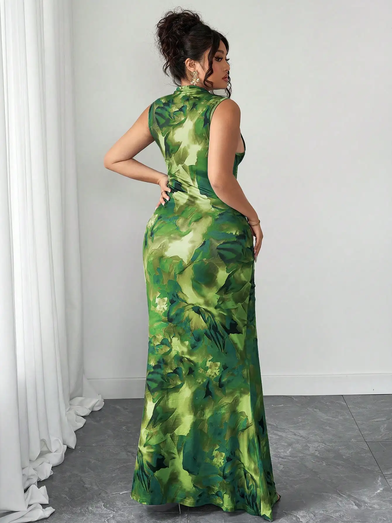 

Элегантное женское макси-платье с цветочным принтом, высоким воротником и без рукавов