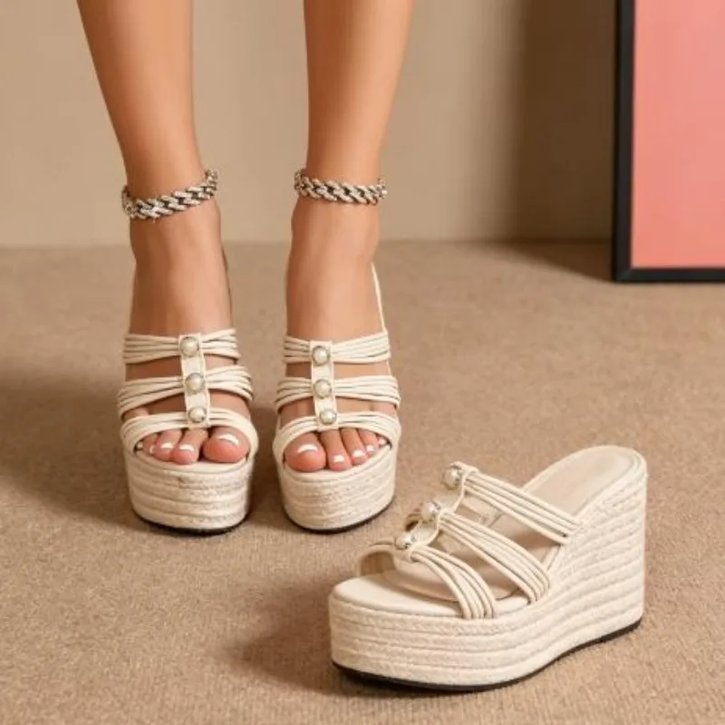 2026 Hot Selling New Summer Fashion Pearl Platform Wedges Open Toe Slippers Women Narrow Band Grass Weave Slide Shoes