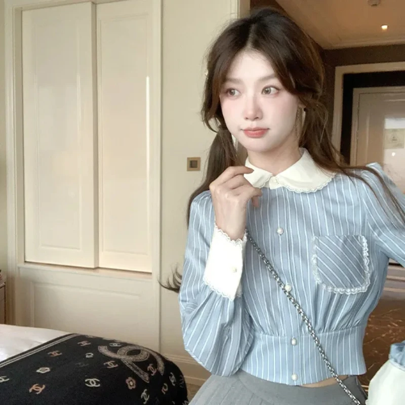 

Синяя полосатая рубашка с длинным рукавом, женская весна 2025 года, короткая талия, тонкие топы на пуговицах с воротником Питера Пэна, милая универсальная блузка