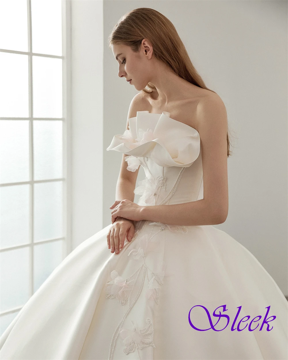 Customized Luxury Strapless Satin Evening Dress Classic Chapel Train Prom Dress Temperament Sleeveless Special Occasion Gowns