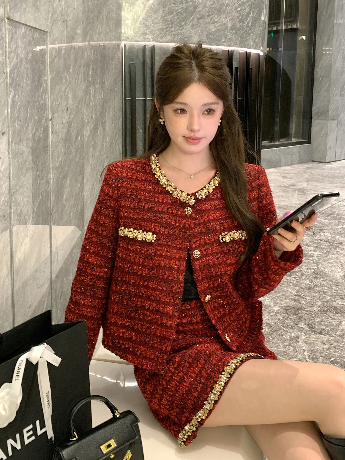 

Комплект из шерстяного пальто с красными бриллиантами и вязаной юбки-цепочки класса люкс для женщин, с высокой талией и пуговицами, для повседневной носки...