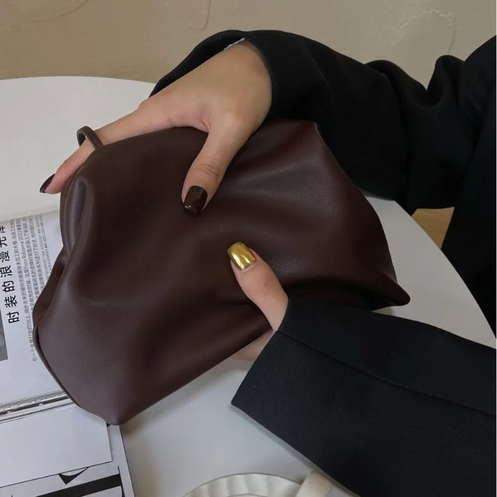 

Новый нишевый дизайн внутри и снаружи, кожаная плиссированная сумка на клипсе, сумка-клатч с облаком, простая универсальная сумка через плечо подмышками