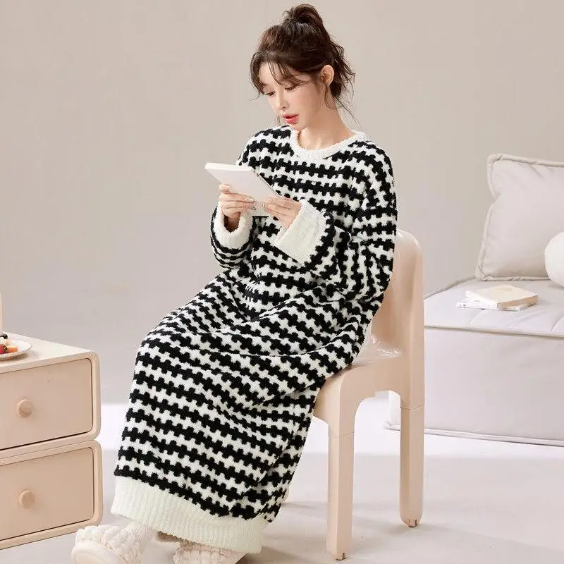 Fashion Homewear Women's Autumn and Winter New Style Nightgown High-end Feeling Half Flannel Flannel Home Clothes Thickened Long