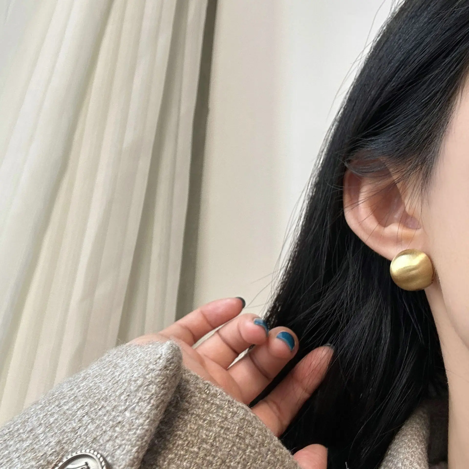 ANENJERY Glossy Frosted Round Stud Earrings for Women Simple Vintage Personality Ear Buckle Huggies