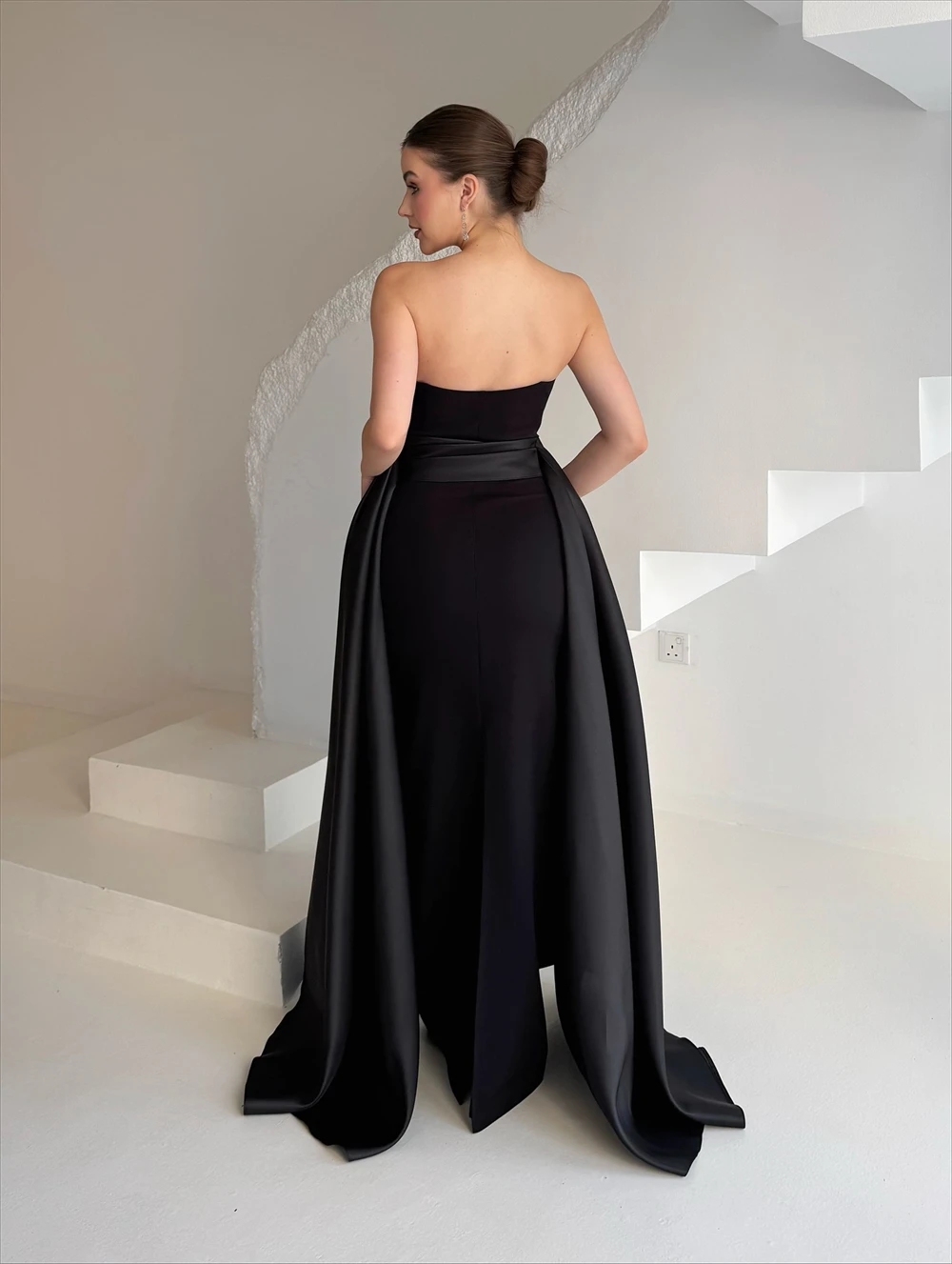 

Customized Black Satin Evening Dresses Fashion Strapless Sleeveless Celebrity Gowns Soft Sweep Train Special Occasion Gowns