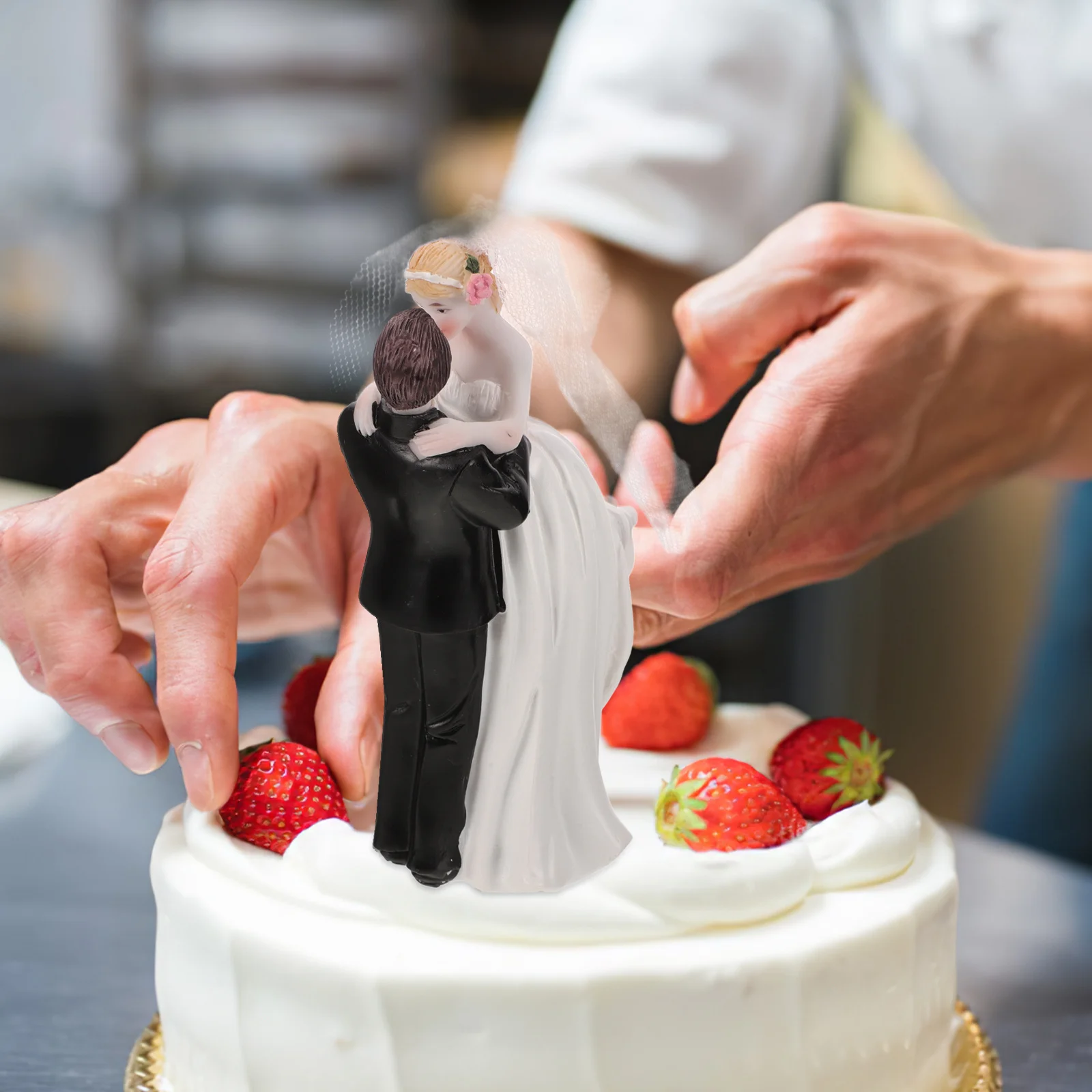 

Small Bride Groom Resin Cake Topper Romantic European Wedding Cake Decor Couple Figurines for Wedding Day Tabletop Couple