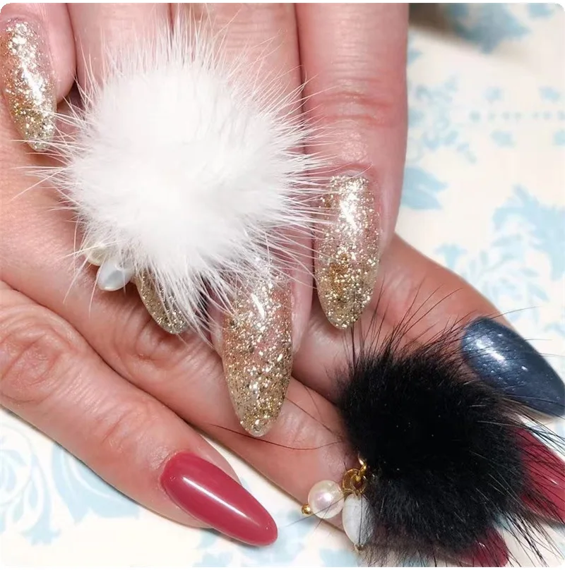 ネイル用磁気ポンポン10個、冬をテーマにした取り外し可能なファジーボールチャーム、プレスオンネイルDIYマニキュア用