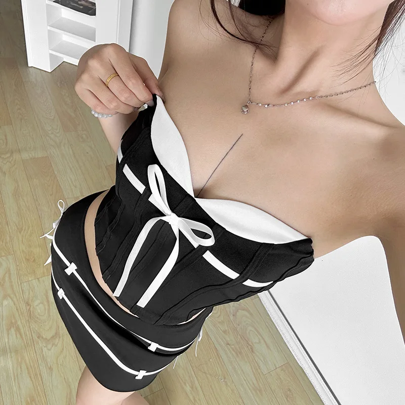 

Fashion Set for 2025: Jacquard Lace-up Corset Top and Strappy Halter Top with A Cinched Waist and Figure-hugging Half Skirt.