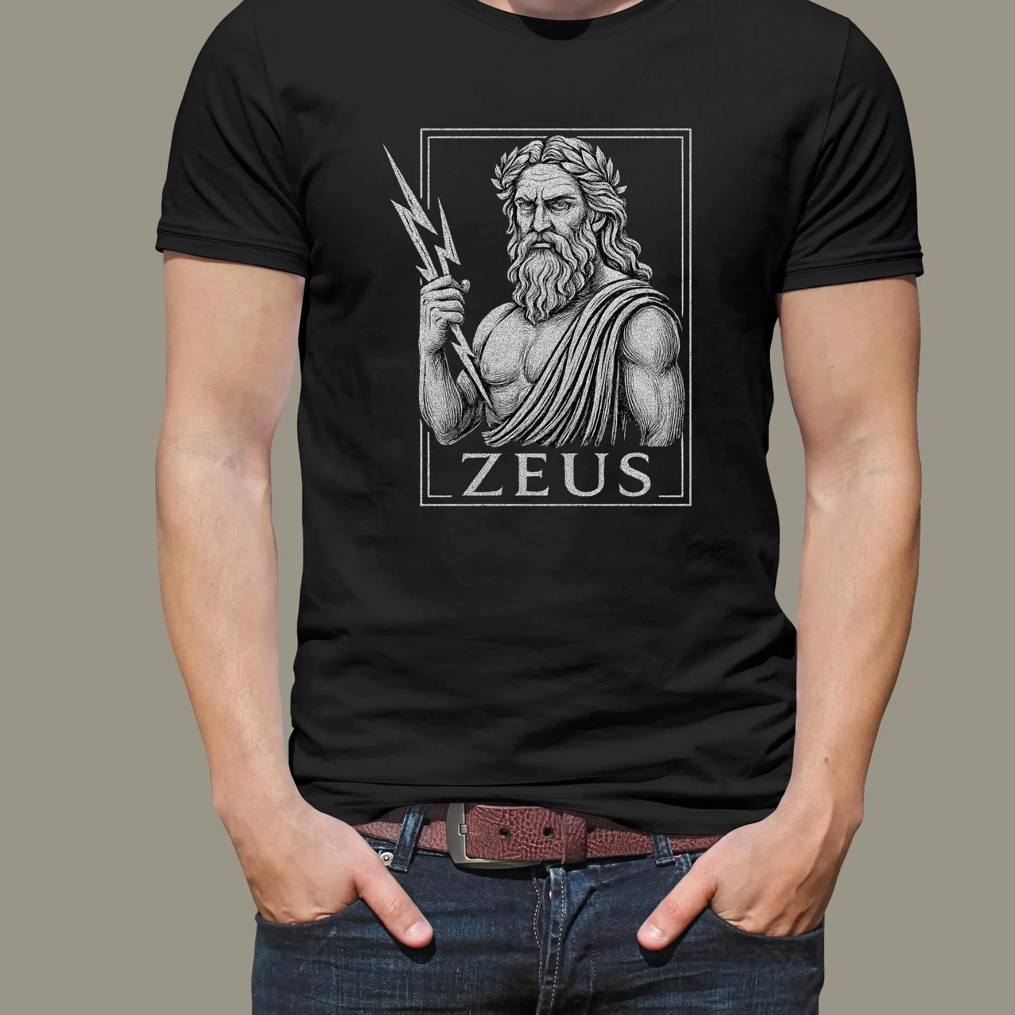 تي شيرت Zeus Graphic، تي شيرت الأساطير، ملابس Softstyle للجنسين، هدية لمحبي Zeus، قميص على الطراز العتيق، بضائع الله اليوناني