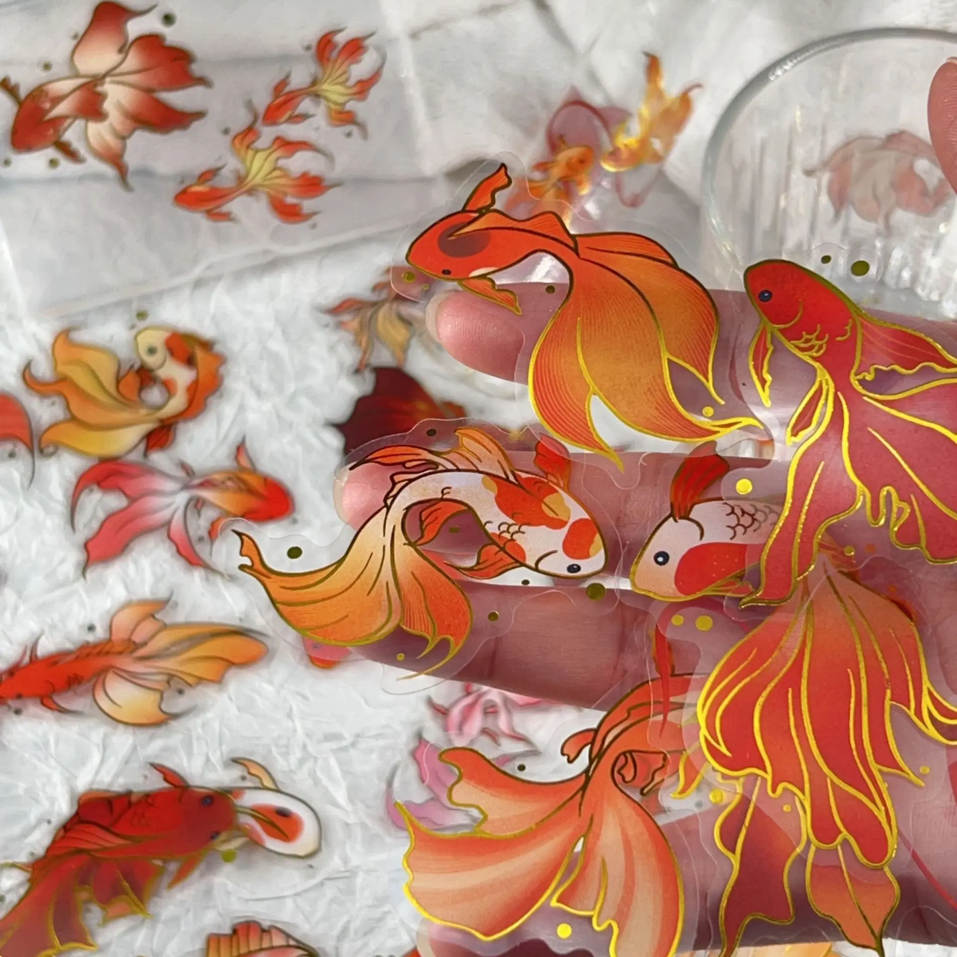 

50/100 шт. изысканные мультяшные золотые фольги Koi PET прозрачные водонепроницаемые наклейки для телефона, окна, ланч-бокса, шлема, гитары, фортепиано, ноутбука