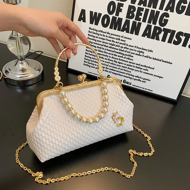 2023 Luxury Designer Women White Shoulder Bags Gold Silver Crossbody Bags Pearl Evening Clutch Chain Shell Clip Party Handbags