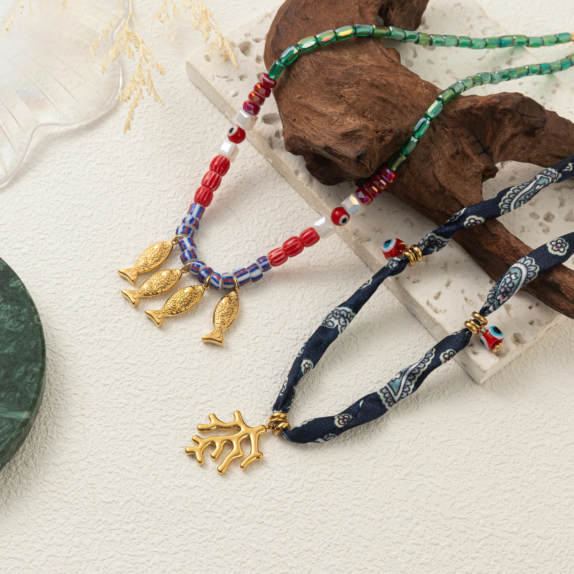 

Colorful dopamine coral fish bead necklace, versatile and fashionable for women, sweater chain accessories