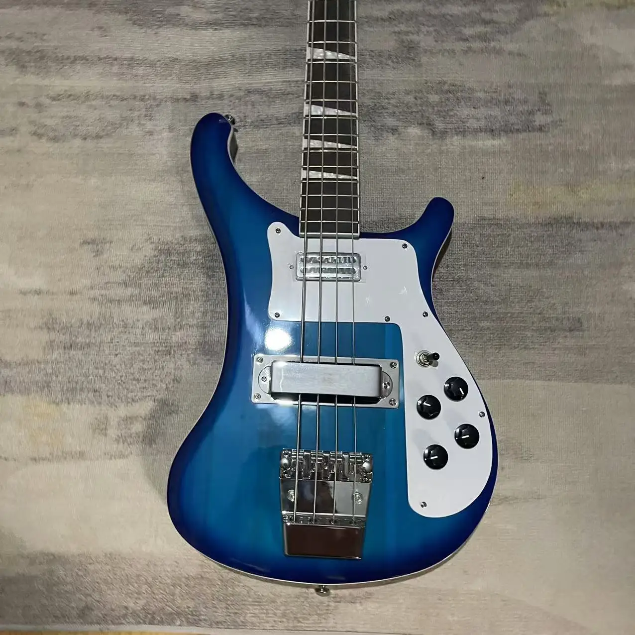 

RickenBacker electric bass with 4 chords, transparent blue body, factory photographed shipping picture, in stock, order shipped