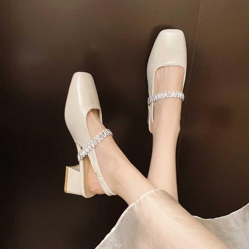 صنادل صيفية غير رسمية بكعب عالٍ لعام 2025 بمقدمة مربعة وتصميم أنيق من الكريستال، أحذية نسائية مريحة بكعب سميك
