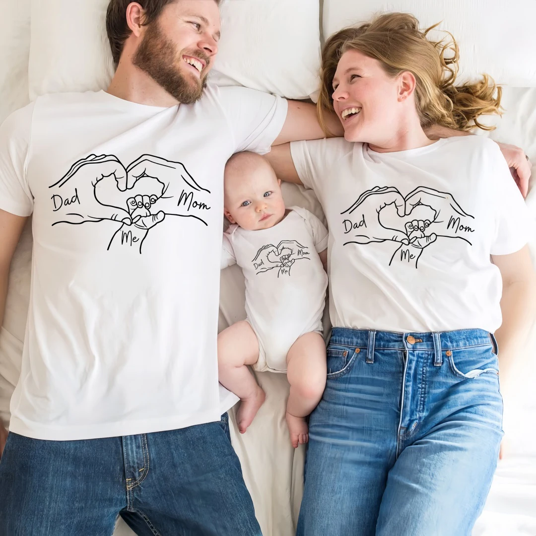 Family Matching Outfits Dad Mom Me Hand Heart Print T-Shirt Mom Dad Baby Matching Clothing Short Sleeve Family Look Tops Tees