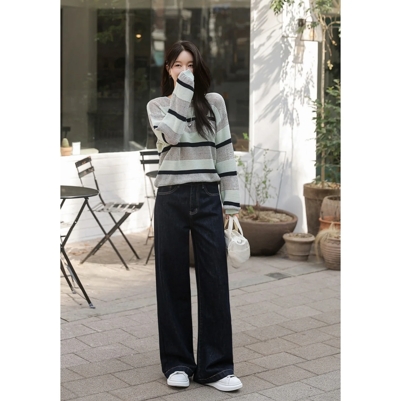 

Весенне-летние базовые джинсы прямого кроя: универсальные, стройнящие, с естественной талией и множеством карманов