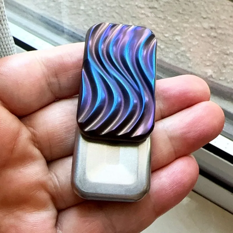 Lang EDC's New TC21 Pure Titanium Blue Version Unlimited Mechanical Metal Fingertip Push Card Decompression Desktop Toy