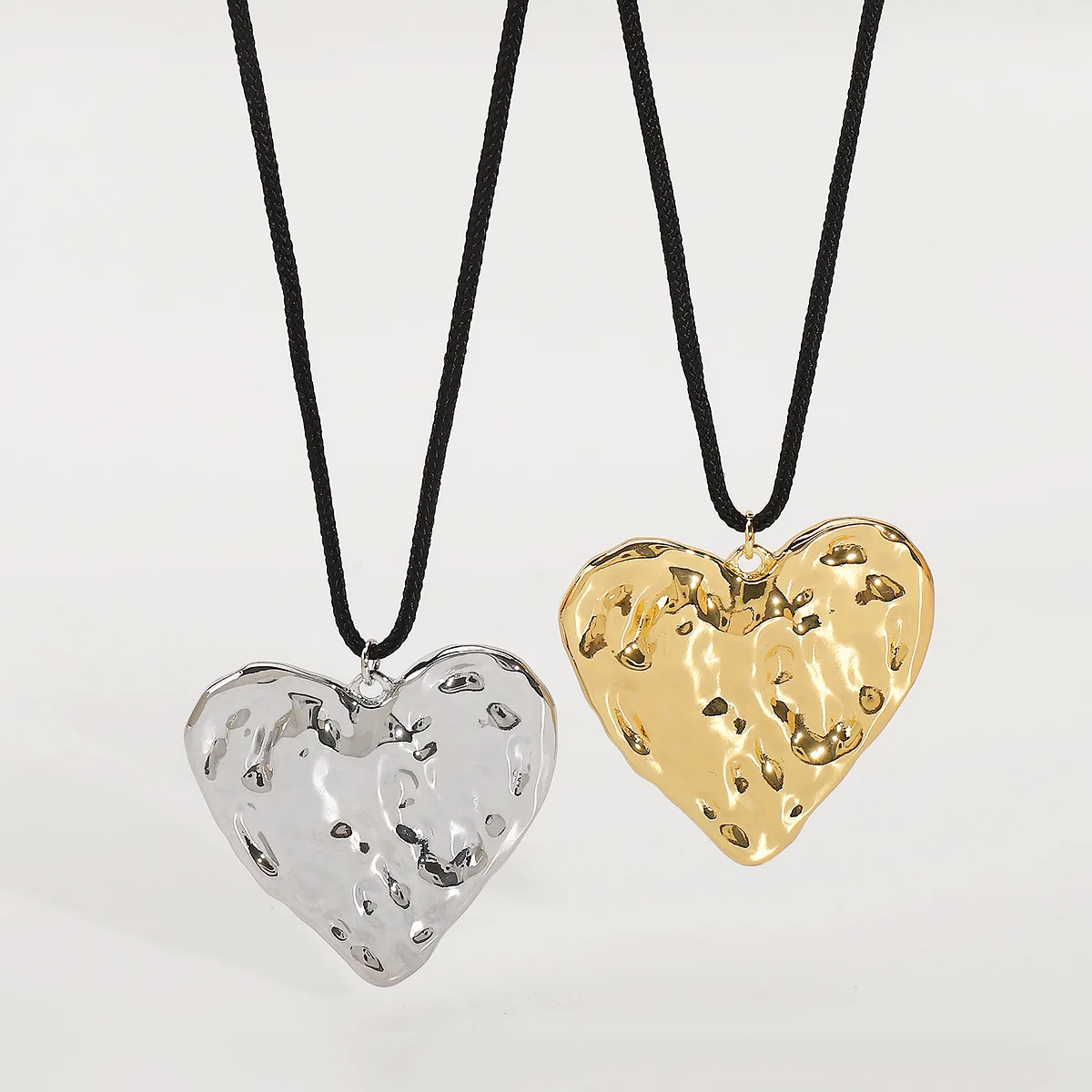 

2025 Gold Silver Heart Wrinkled Texture Simple Pendant Necklace for Women Luxury Black Rope Sweater Chain Exaggerat Jewelry Gift