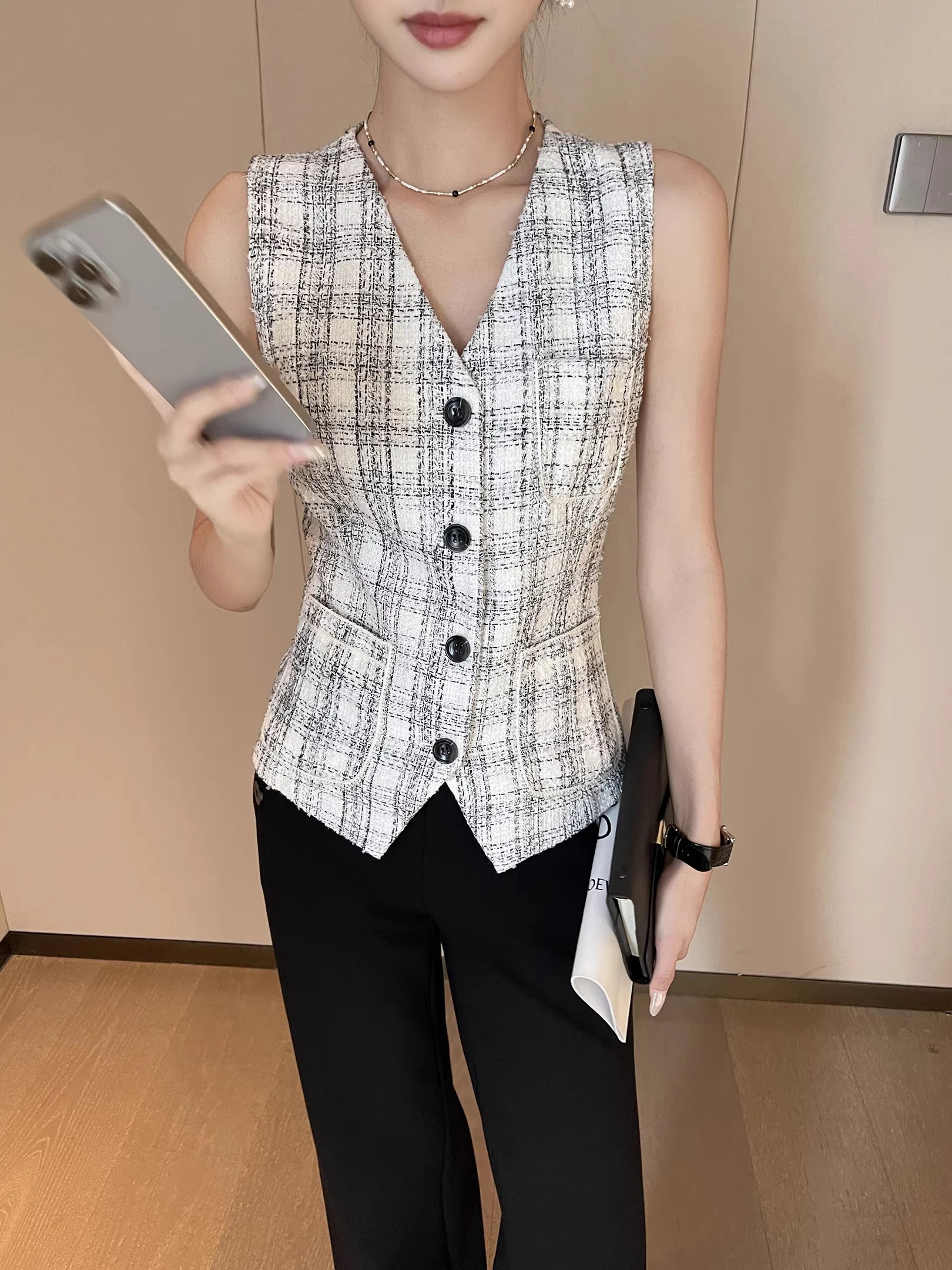 

Белый клетчатый жилет с V-образным вырезом для женщин, весна 2026, новинка, в стиле французского шика, нежный топ, модный, приталенный крой