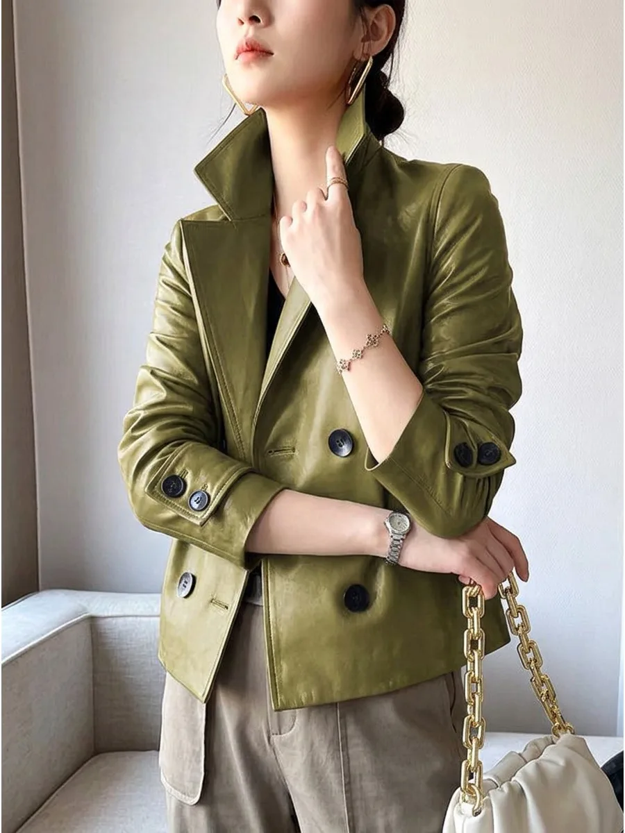 Chaqueta de Mujer de Piel Sintética con Solapa Entallada y Doble Abotonadura, Verde Oliva, Manga Larga, Detalle de Botones en el Puño, Estilo Moto Corto Casual