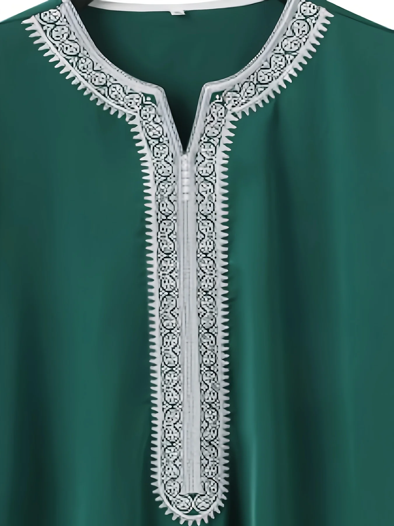 흐르는 듯한 독특한 문화적 매력을 보여주는 중동 브이넥 가운