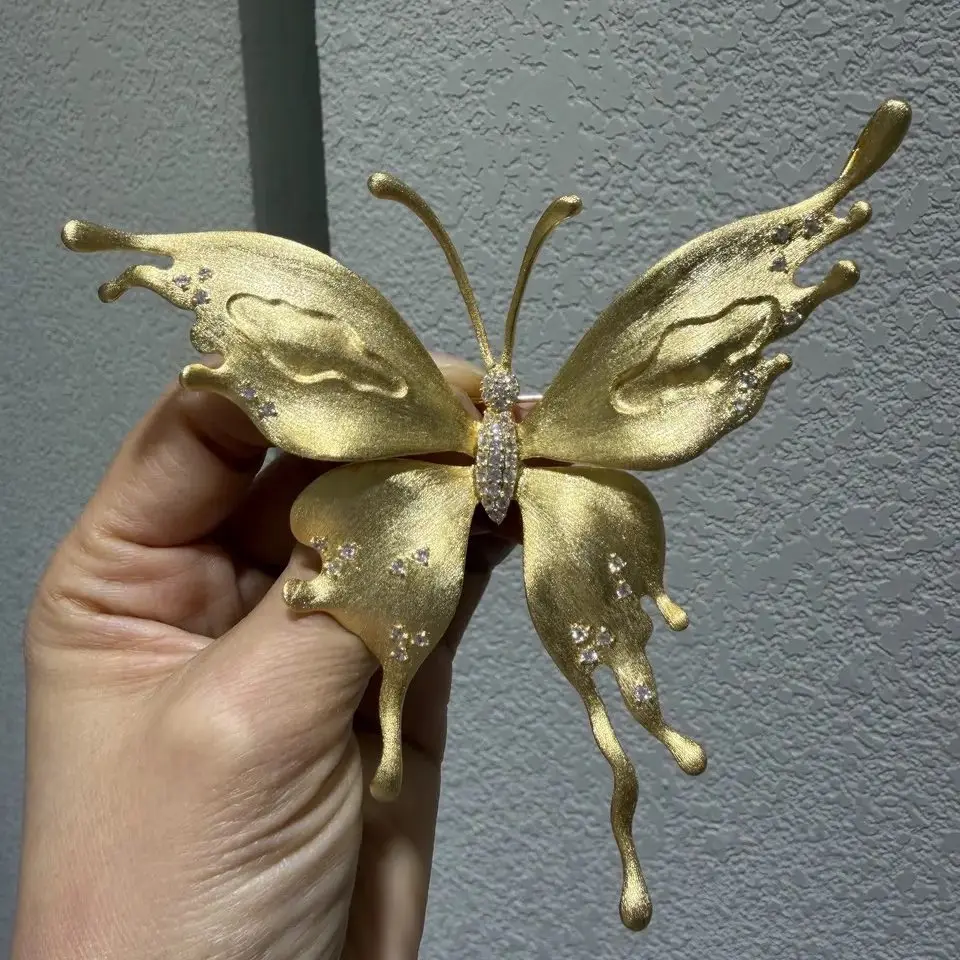 

Брошь-подвеска в форме бабочки из серебра 925 пробы золотистого цвета с матовой отделкой и кубическим цирконием, двойного назначения, изысканные женские украшения.