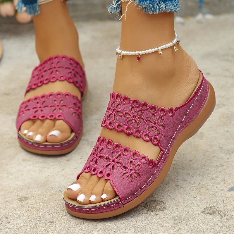 2025 صيف جديد النساء النعال الرجعية صندل بتصميم روماني حجم كبير أحذية للنساء زهرة عادية إسفين النعال منصة الشرائح النساء