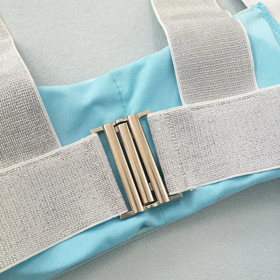 2025 Bikini in tessuto flash Costume intero blu cielo per donna Fasciatura argentata Scava fuori Abiti estivi per le vacanze al mare senza schienale