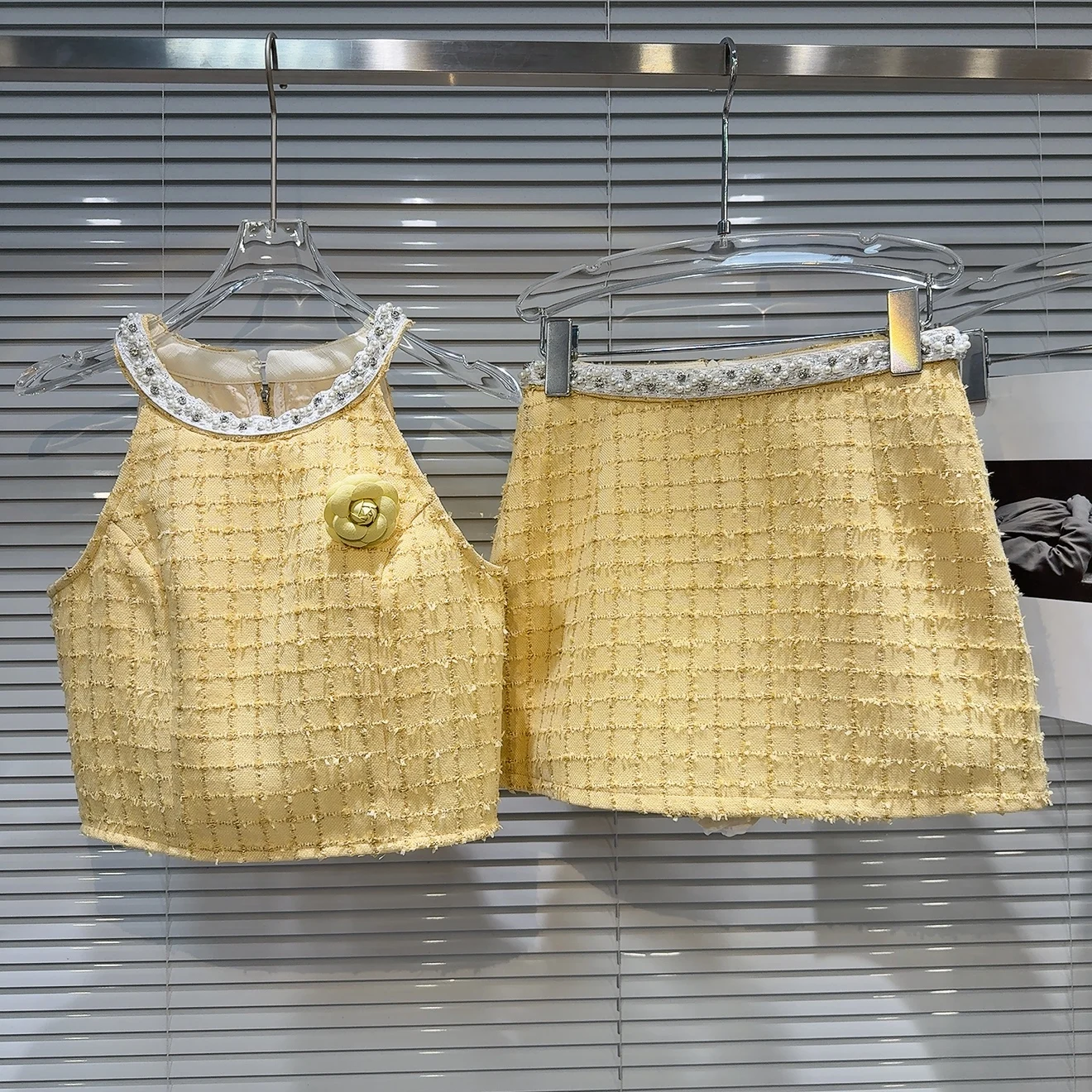 

Summer 2025 New Sle Small Fraance Pearl Chest Flower Hanging Ne Vest ort Skirt Thi Tweed Set Women's Faion