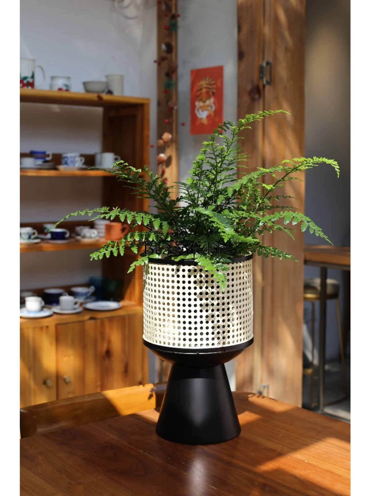 

Minimalistic Japanese Iron Indoor Flower Stand Imitation Rattan Mobile Flower Pot