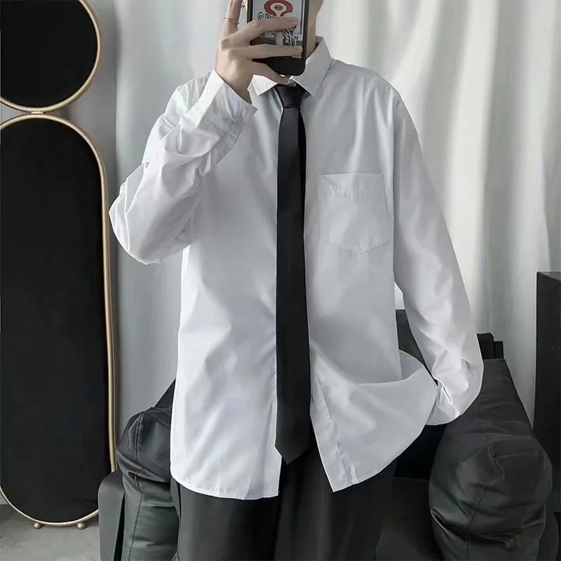 

Фото на выпускной: парные комплекты с длинными рукавами, белые рубашки и укороченные брюки для мужчин и женщин, студенческая мода, универсальный стиль для колледжа.