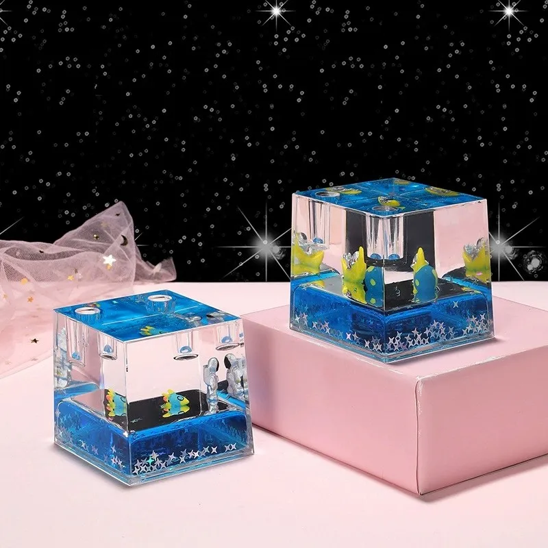 

Creative Astronaut Sand-flow Floating Decorative Pen Holder Starry Sky Pen Stand Home Tabletop Decoration Small Gift.