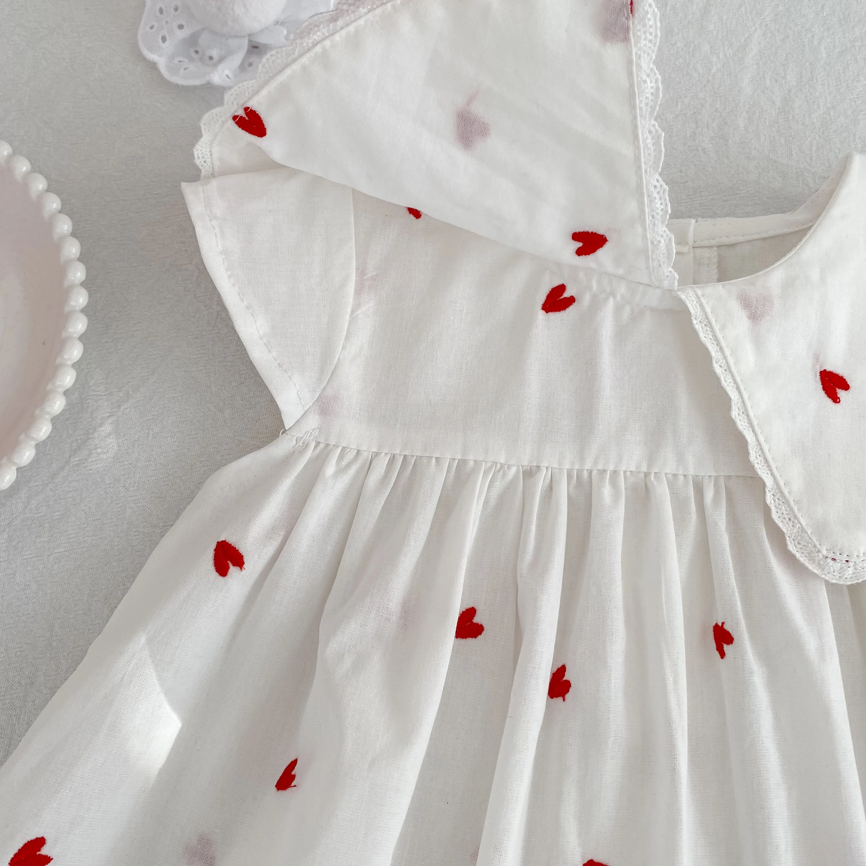 2026 Sommer Neu 2-6 Jahre Ärmelloses Weißes Kleid für Mädchen Kinder Prinzessinnen-Geburtstagskleid mit Herz-Print im Westlichen Stil – Detail 9